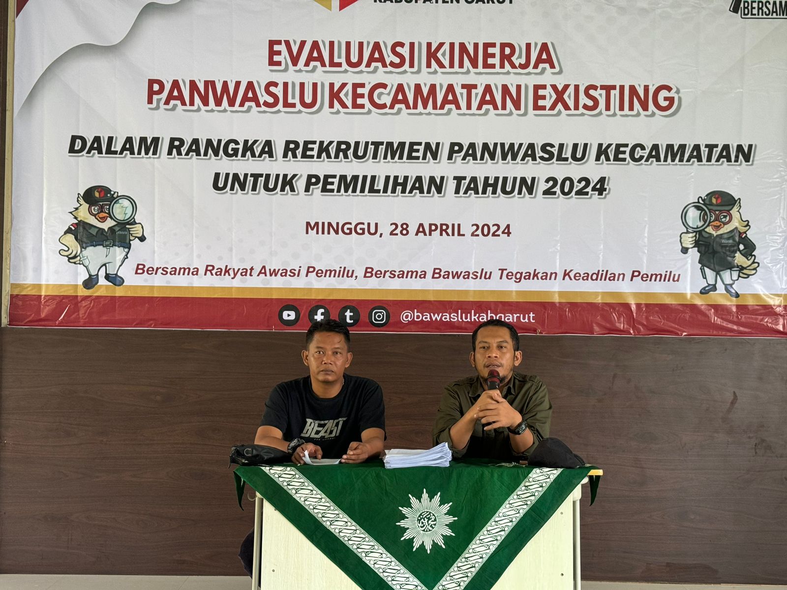 Ketua Bawaslu di dampingi Bendahara membuka proses Evaluasi Kinerja Exsisting