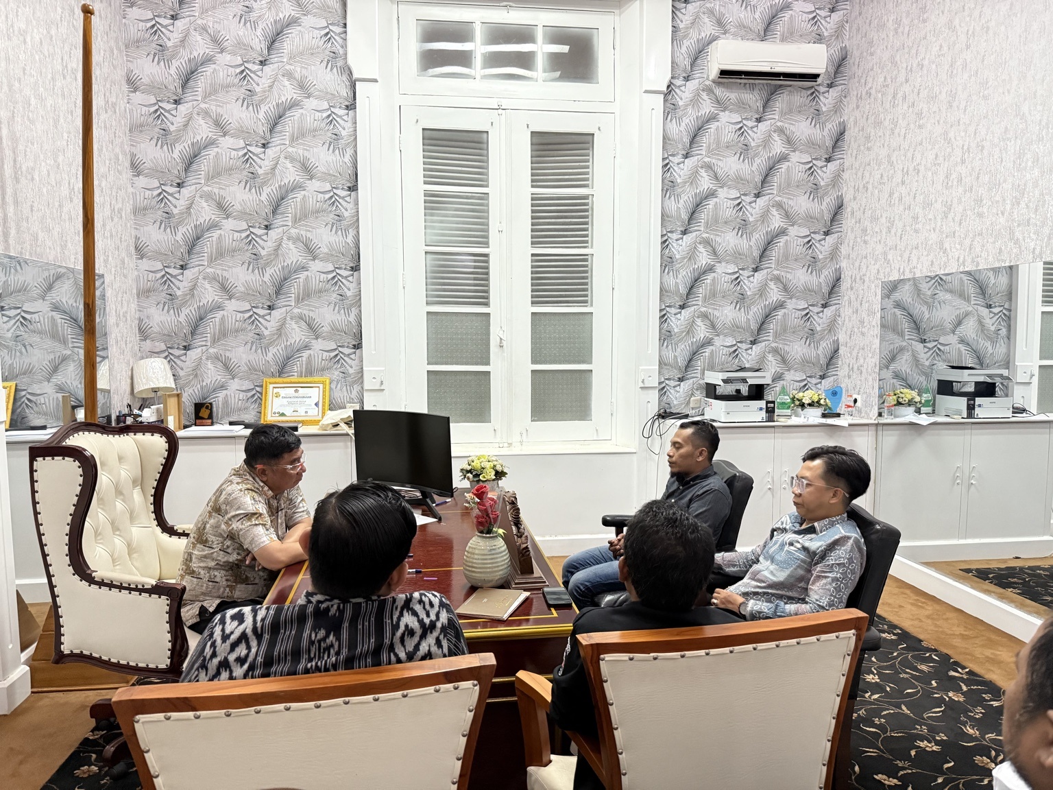 Ketua dan Anggota Bawaslu Garut dengan Bupati Garut