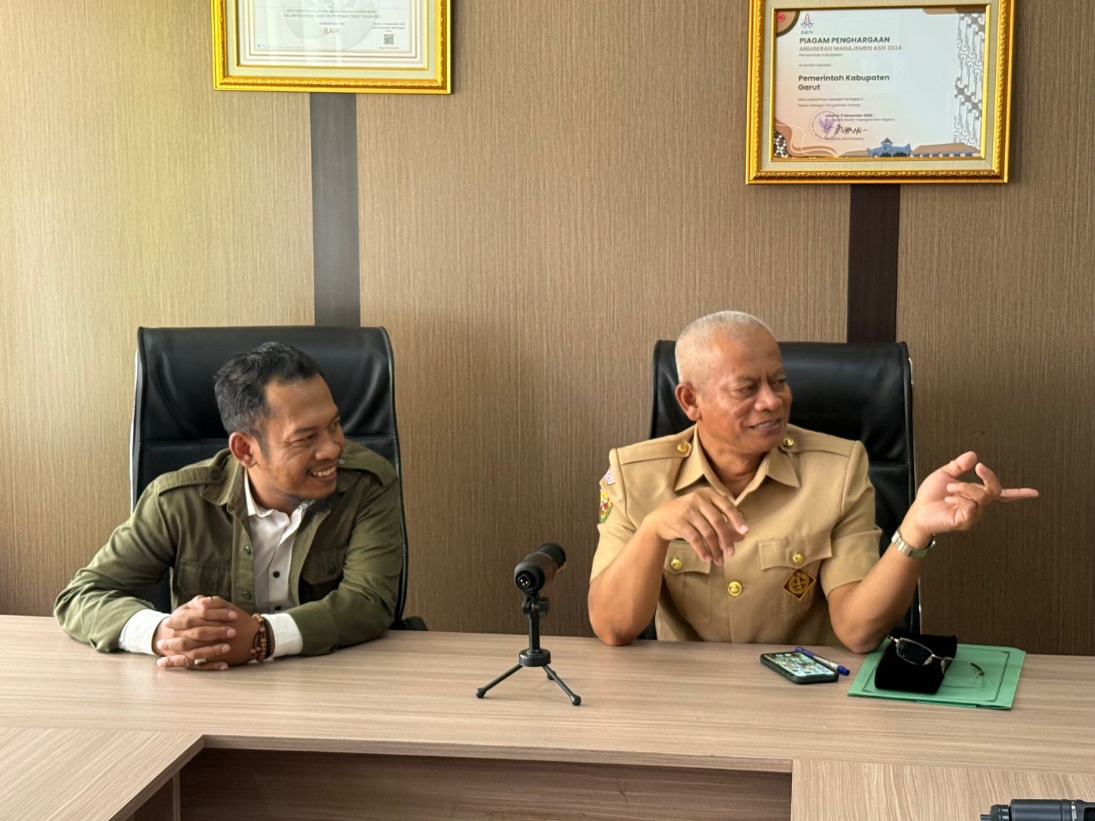 Ketua Bawaslu dengan Sekretaris Daerah Garut Nurdin Yana