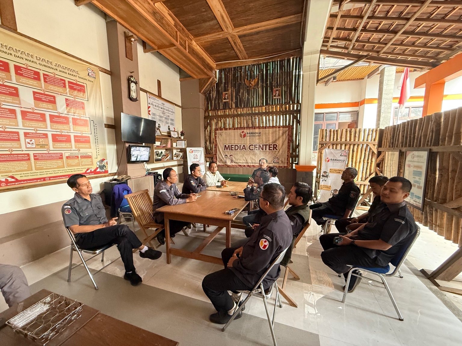 Ketua dan Anggota beserta Jajaran Sekretariat Bawaslu Garut