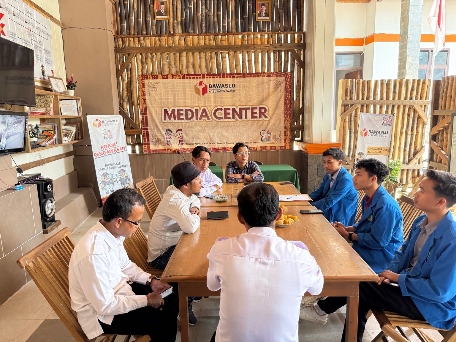 Ketua dan Anggota Bawaslu Garut bersama Perwakilan DEMA STAI Siliwangi Garut