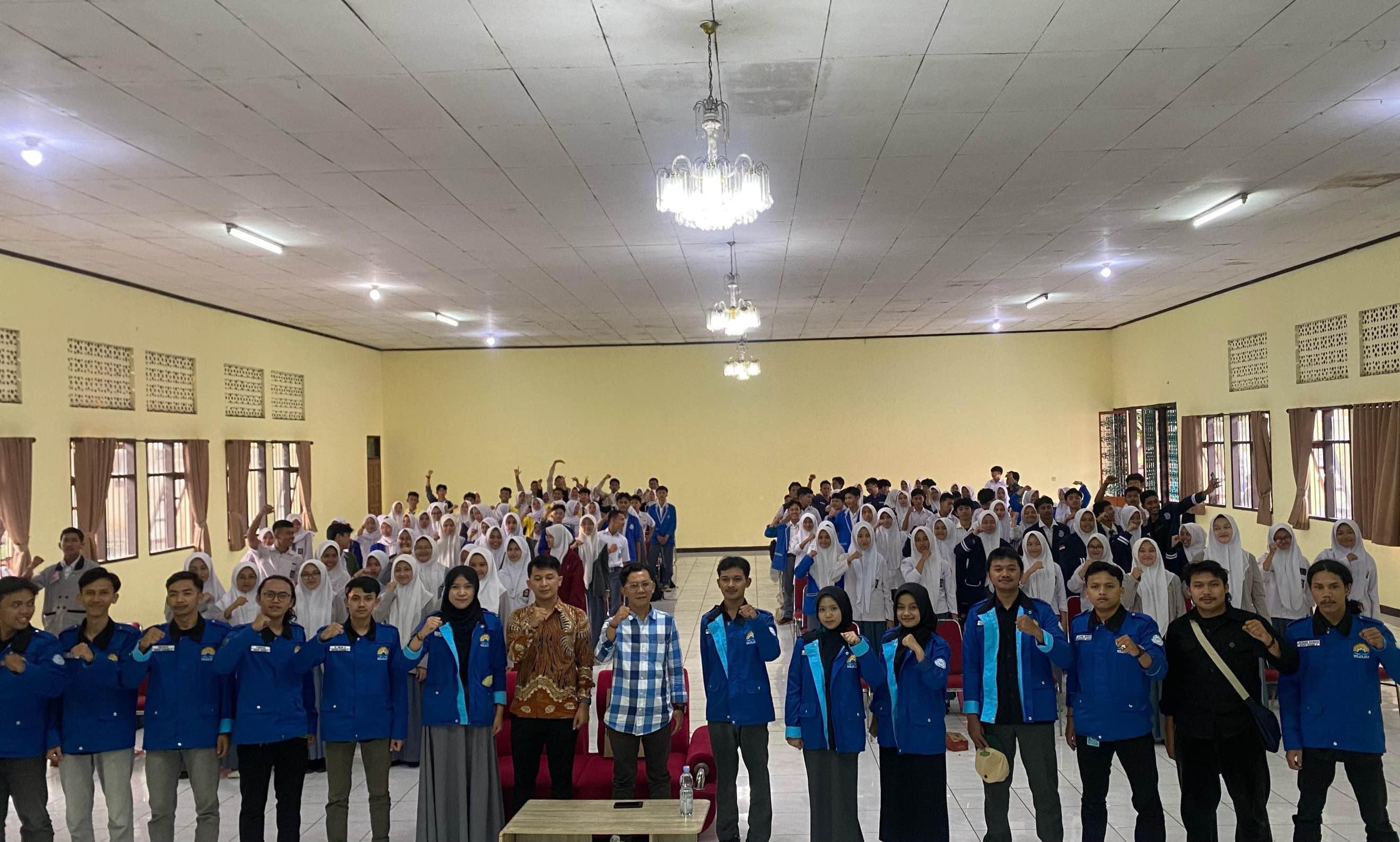 Anggota Bawaslu Garut bersama Peserta Seminar Demokrasi