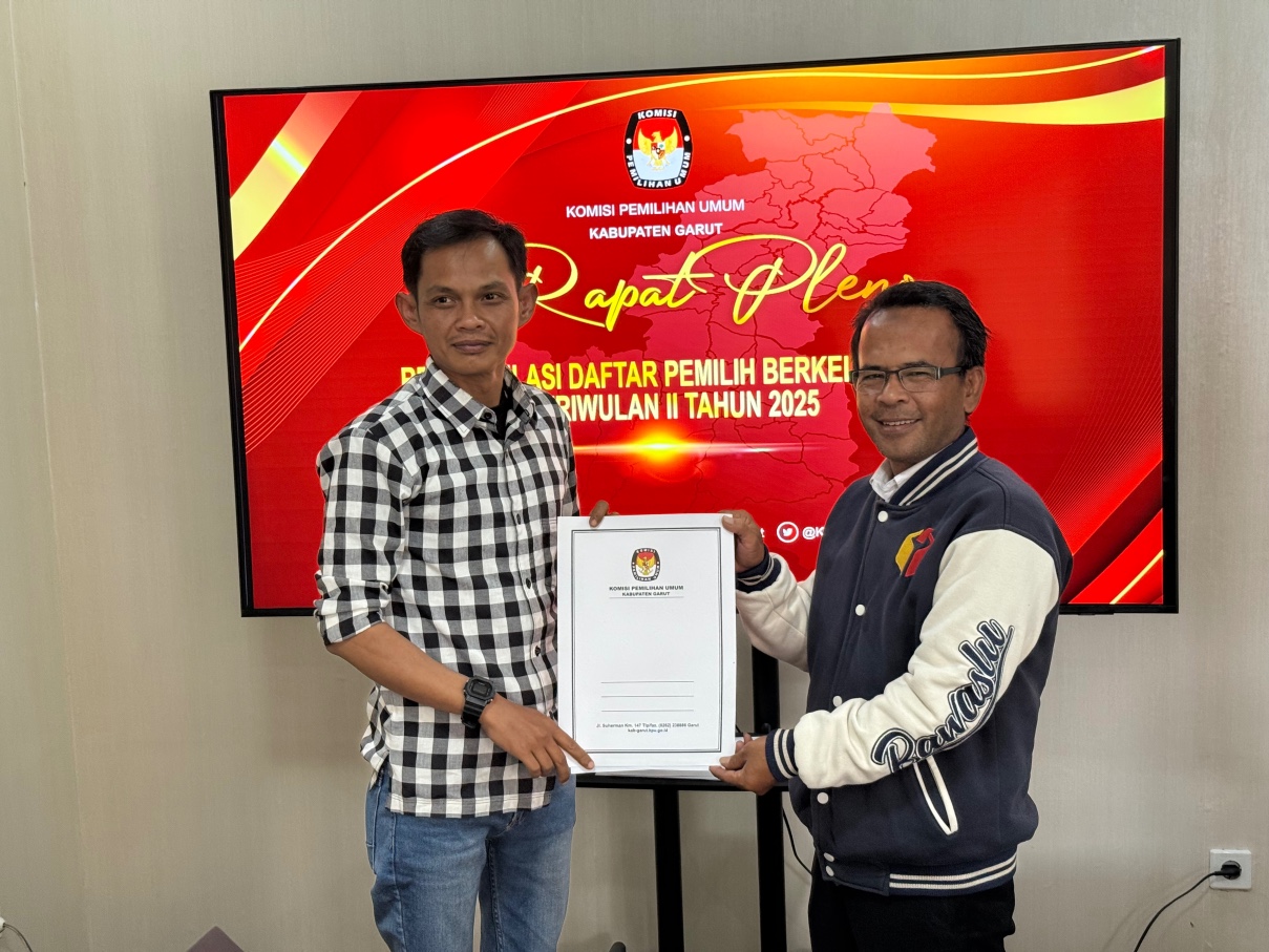 Anggota Bawaslu Garut Ipur Purnama Alamsyah menerima BA Pleno DPB 