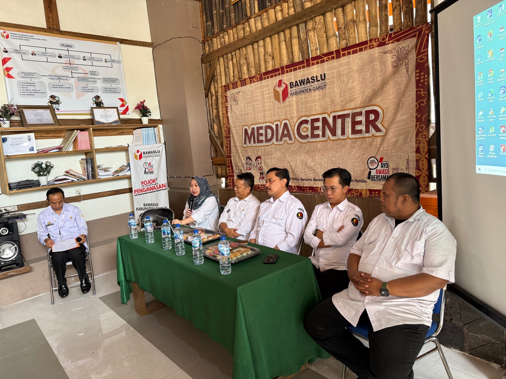 Lamlam Masropah bersama Anggota Bawaslu Garut