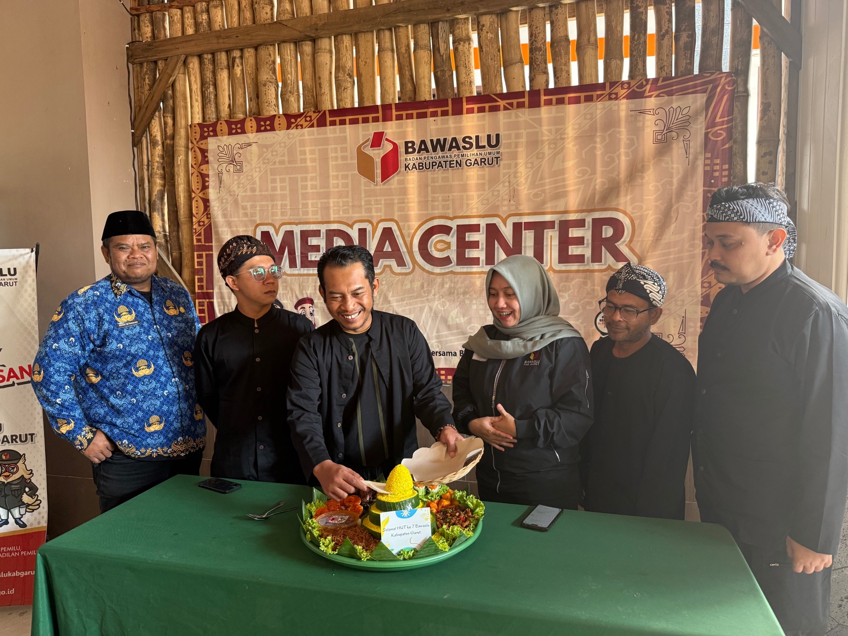 Potong tumpeng di acara HUT Bawaslu Garut ke-7