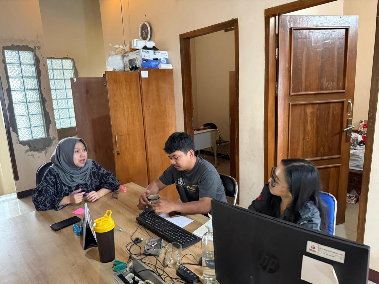 Lamlam Masropah, saat memimpin rapat briefing dan evaluasi Divisi  Pencegahan, Partisipasi Masyarakat, dan Hubungan Masyarakat (P2HM) untuk meningkatkan progresivitas kinerja