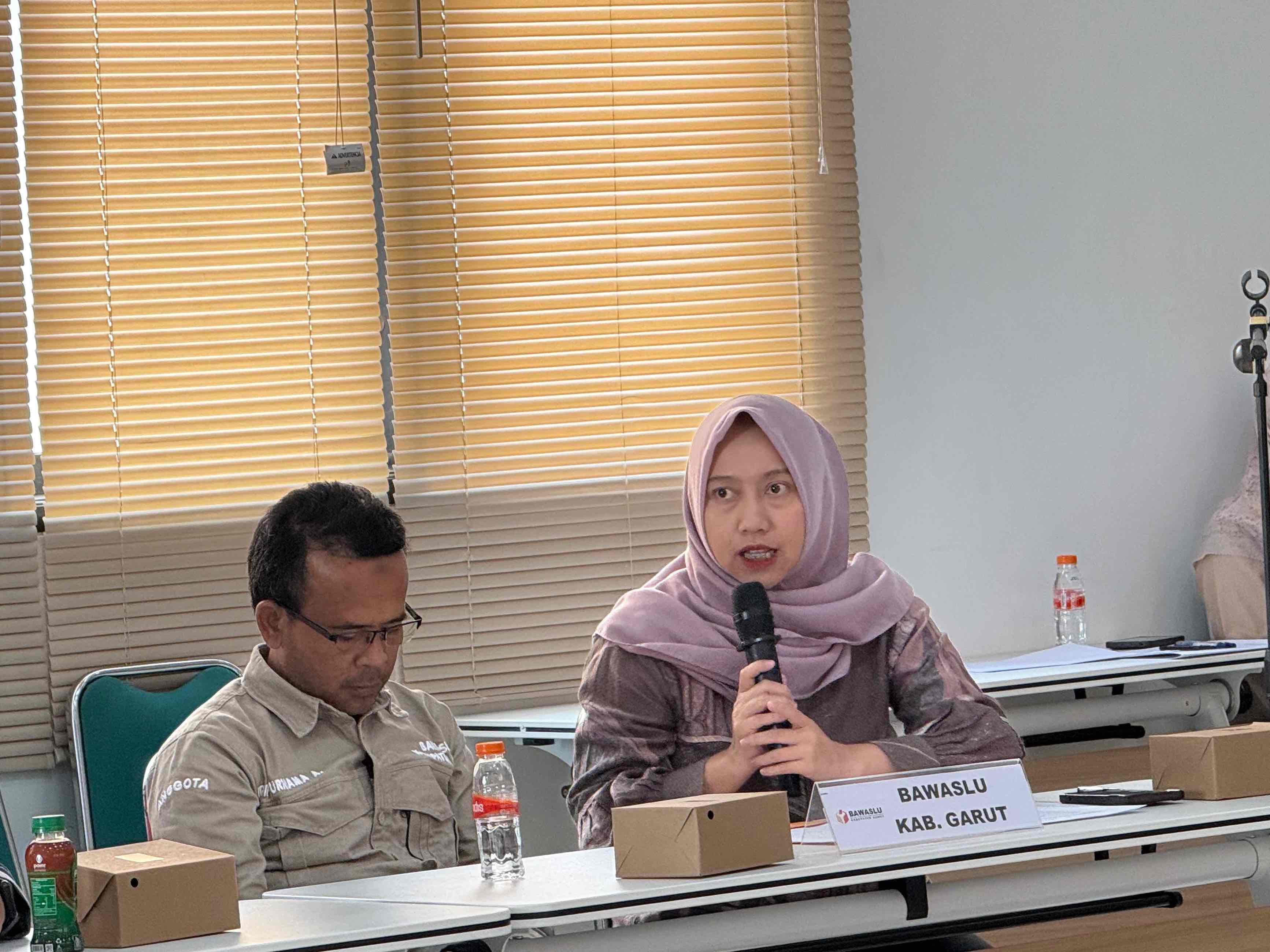 Lamlam Masropah sampaikan saran dan masukan pada Rapat Pleno Rekapitulasi PDPB