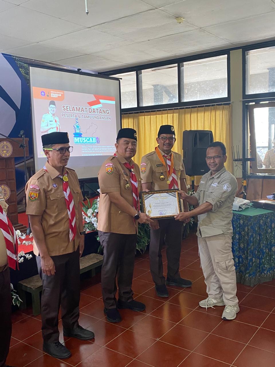 Anggota Bawaslu Garut Ipur Purnama Alamsyah menerima langsung penghargaan dari Kwarcab Pramuka Garut, yang diserahkan langsung oleh Bupati Garut Abdusy Syakur Amin