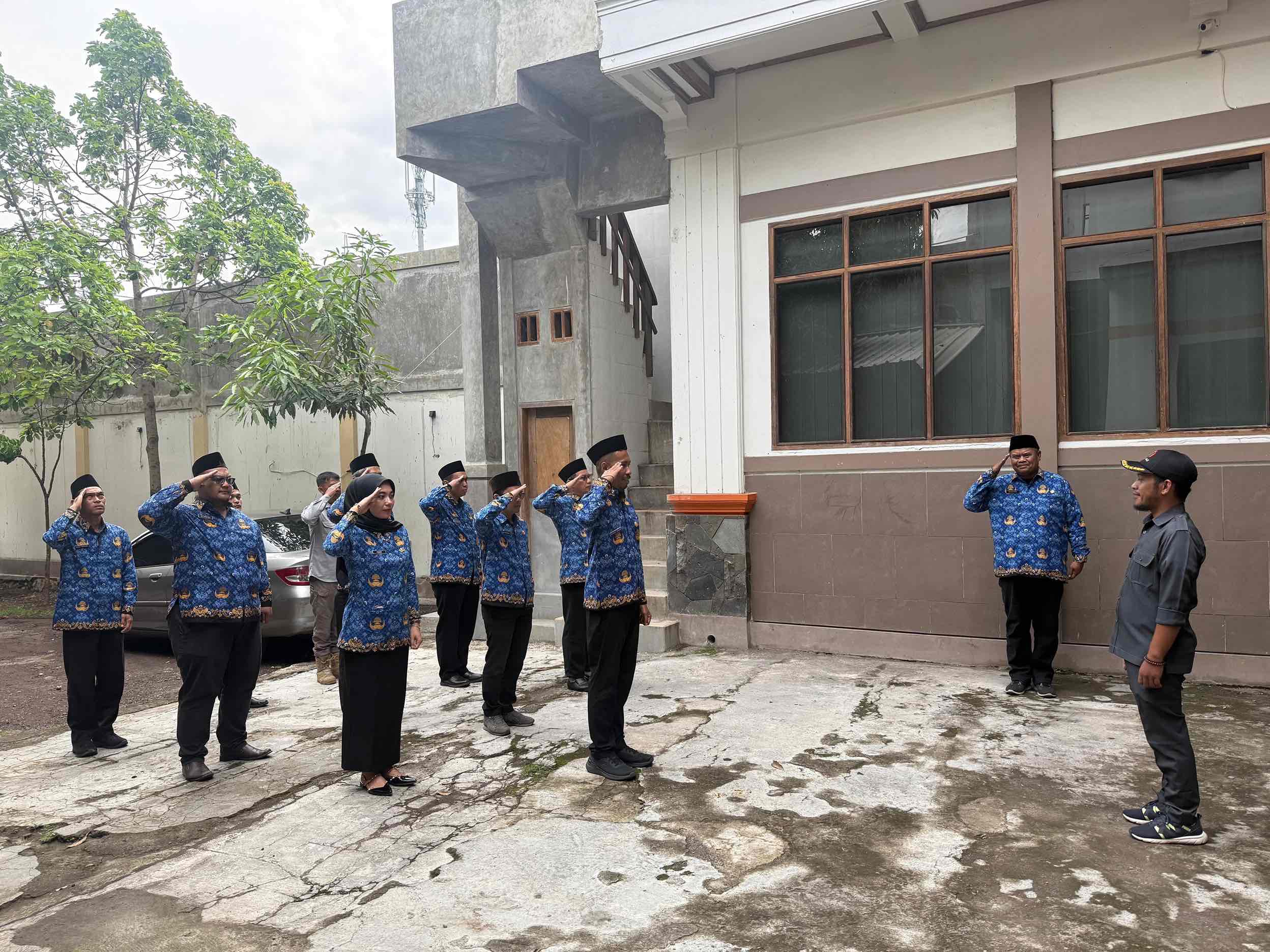 Suasana Upacara Peringatan Hari Sumpah Pemuda di Lingkungan Bawaslu Garut