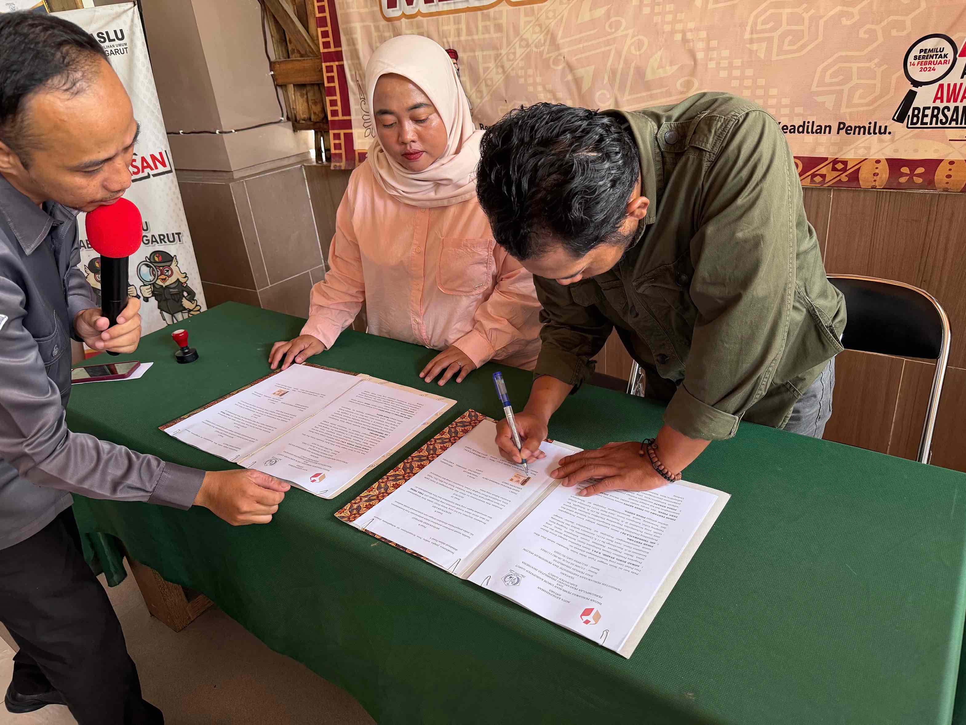 Bawaslu Garut dan PPDI Tandatangani MoU untuk Wujudkan Pengawasan PDPB yang Inklusif