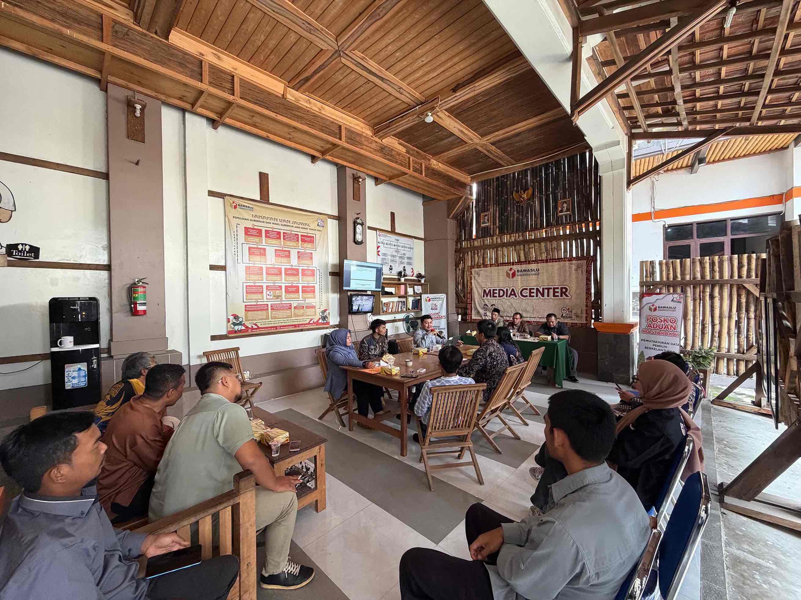 Bawaslu Garut Perkuat Pengawasan PDPB melalui Rapat Internal dan Sharing Keilmuan