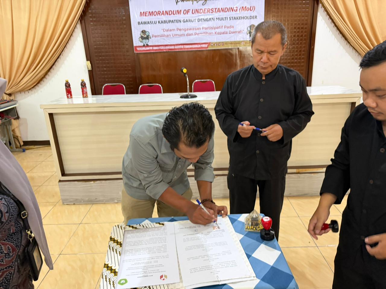 Bawaslu Garut Tandatangani MoU dengan SMA Ciledug Al-Musaddadiyah