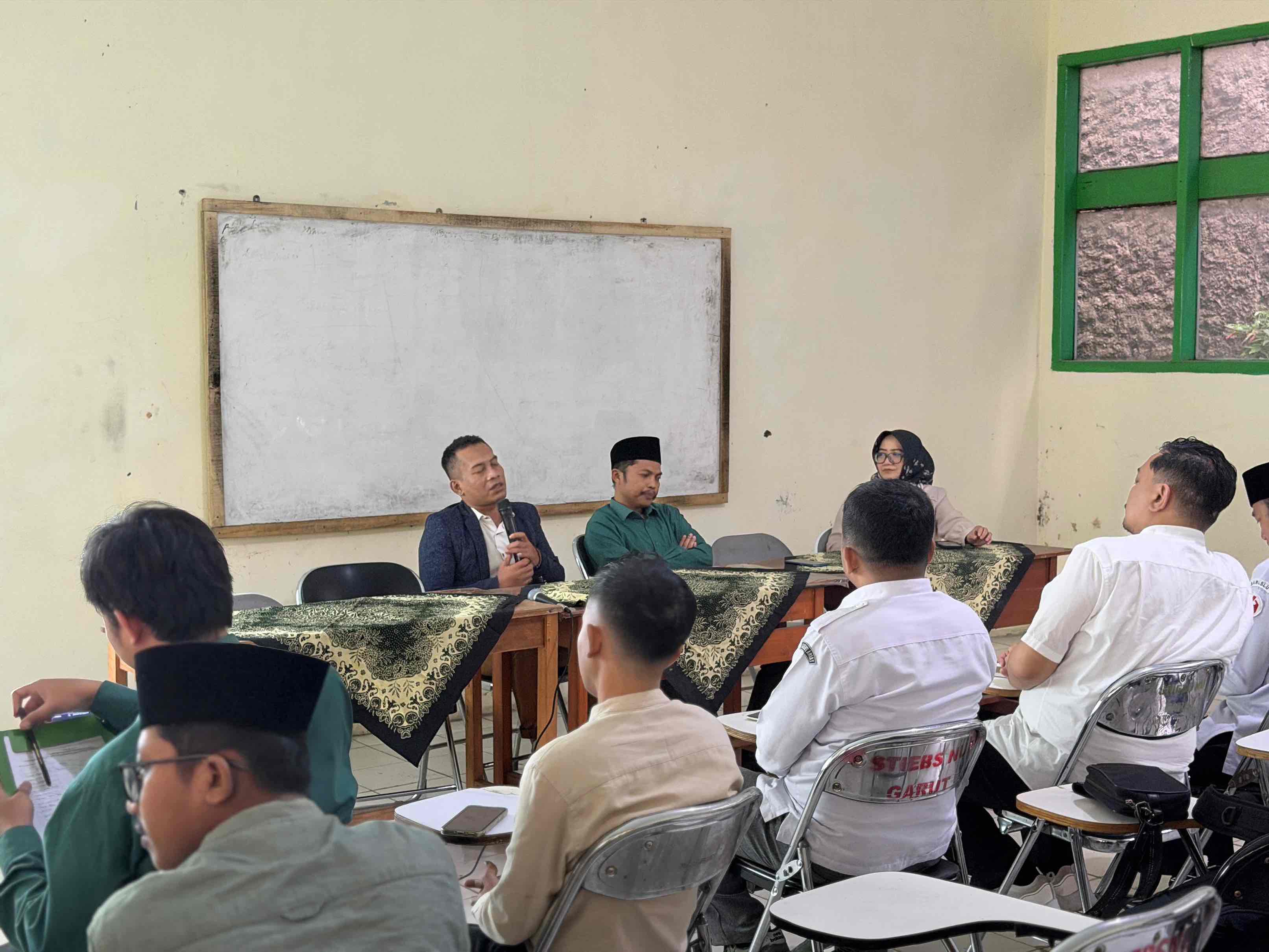 Konsolidasi Demokrasi dengan STIEBs NU Garut
