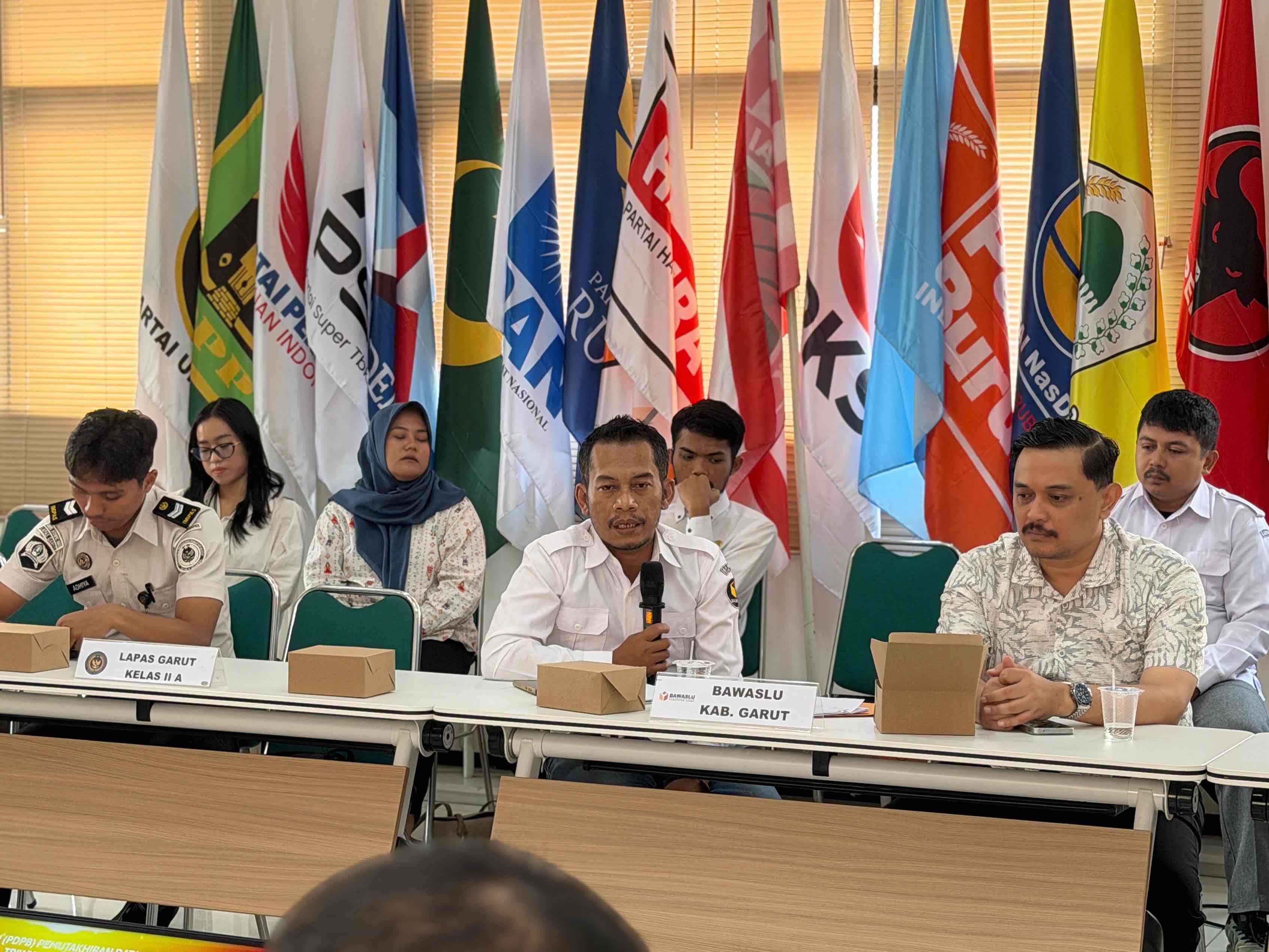 Ketua Bawaslu Garut Ahmad Nurul Syahid sampaikan saran dan masukan pada Pleno rekapitulasi PDPB