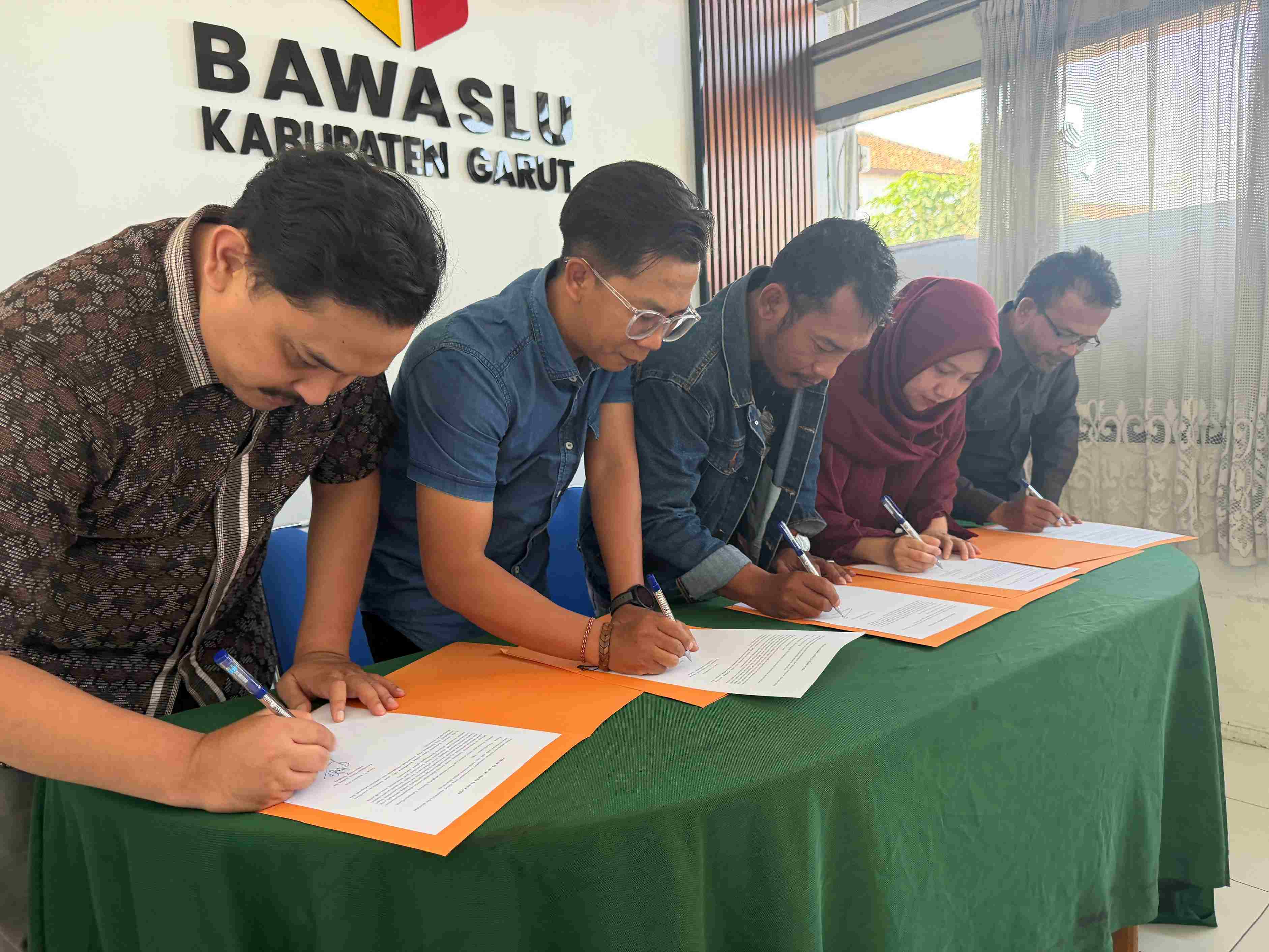 Bawaslu Garut Tandatangani Indikator Kinerja Utama