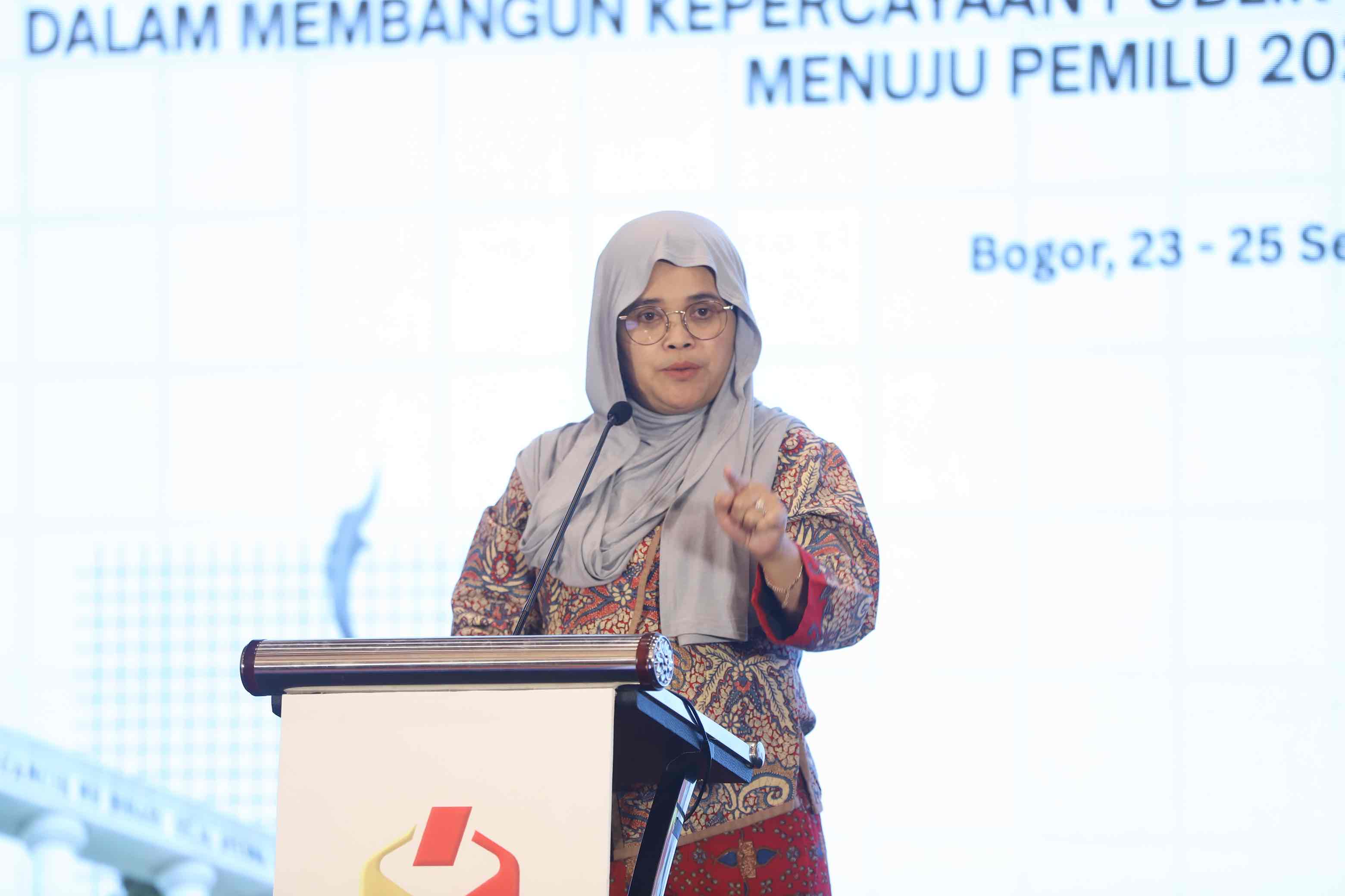 Lolly Suhenty dalam giat Evaluasi dan Transformasi Kehumasan Bawaslu: Membangun Kepercayaan Publik dan Penguatan Partisipasi Masyarakat Menuju Pemilu Berintegritas