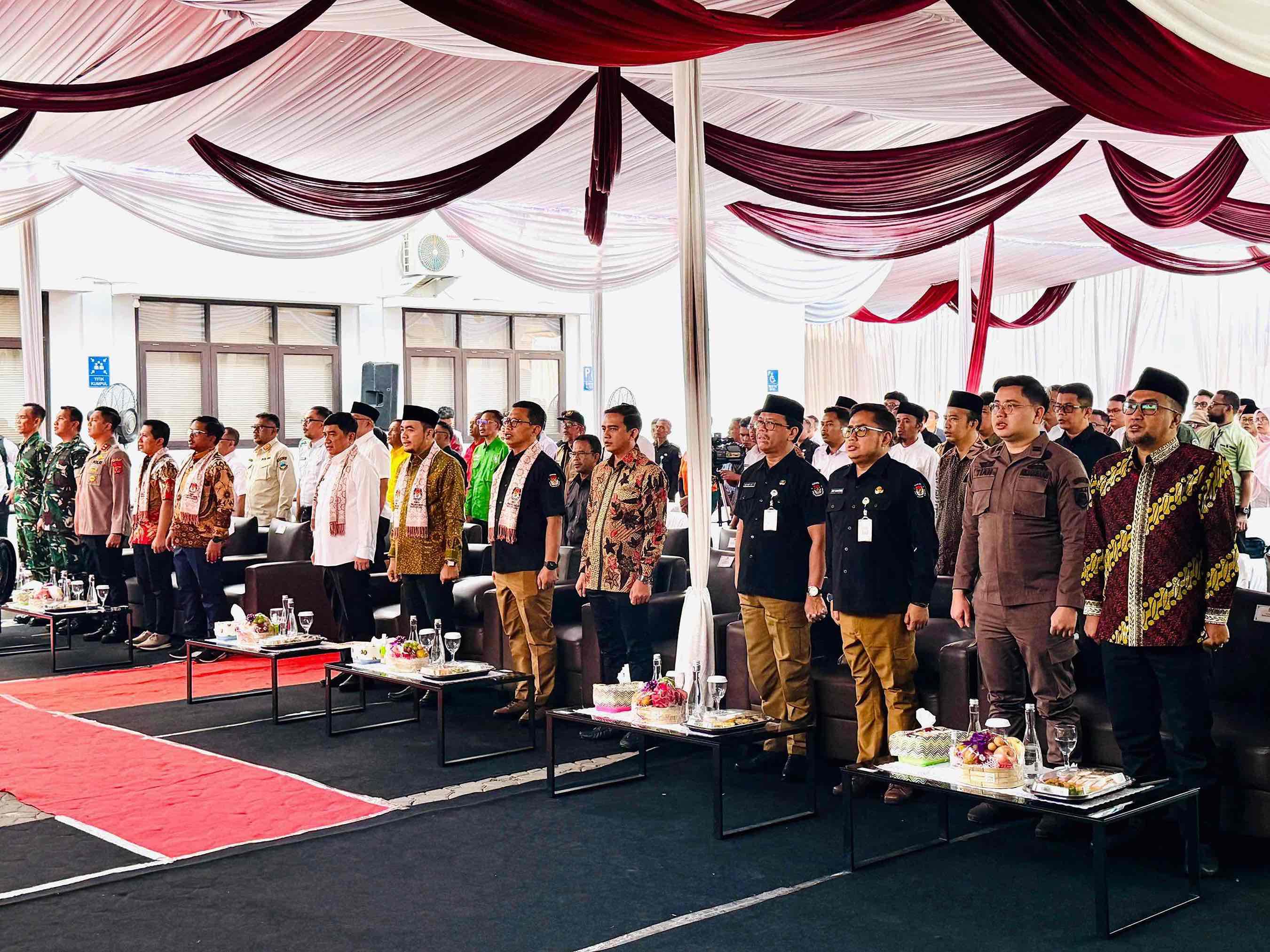 Anggota Bawaslu Garut Ipur Purnama Alamsyah hadiri peresmeian Gedung KPU Garut