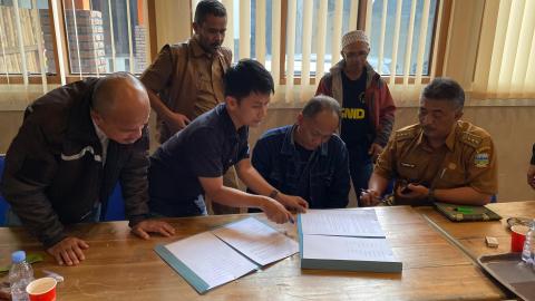 penandatanganan surat pernyataan netralitas baik oleh bawaslu, KPU, DPMD serta Apdesi.