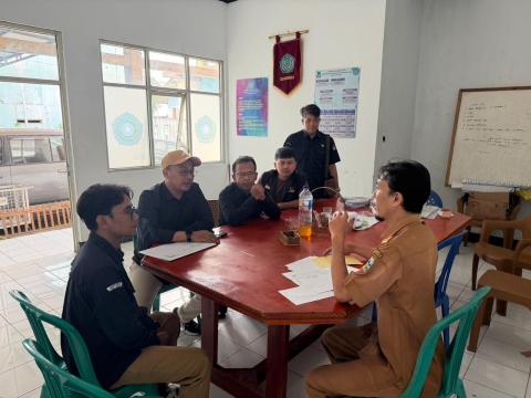 Anggota Bawaslu Kabupaten Garut bersama tim melakukan pengawasan coktas PDPB di Desa Sukawangi dengan berkoordinasi langsung bersama aparat desa guna memastikan keakuratan data pemilih.