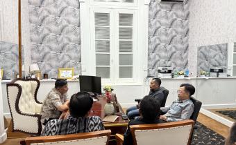 Ketua dan Anggota Bawaslu Garut dengan Bupati Garut