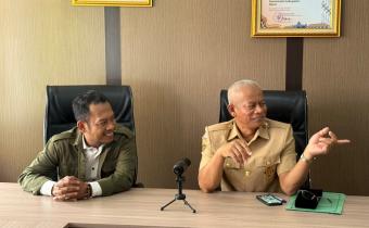 Ketua Bawaslu dengan Sekretaris Daerah Garut Nurdin Yana