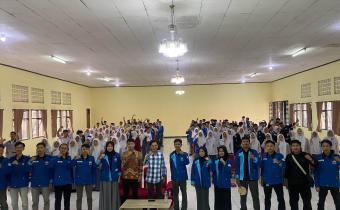 Anggota Bawaslu Garut bersama Peserta Seminar Demokrasi