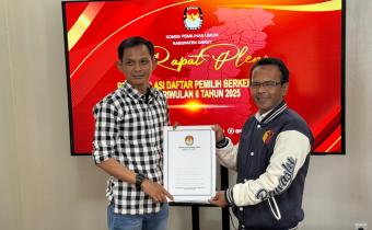 Anggota Bawaslu Garut Ipur Purnama Alamsyah menerima BA Pleno DPB 