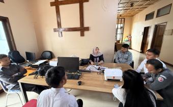 Anggota Bawaslu Garut Lamlam Masropah memberikan materi pengawasan PDPB