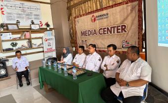 Lamlam Masropah bersama Anggota Bawaslu Garut