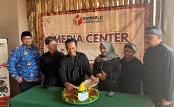 Potong tumpeng di acara HUT Bawaslu Garut ke-7