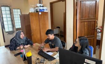 Lamlam Masropah, saat memimpin rapat briefing dan evaluasi Divisi  Pencegahan, Partisipasi Masyarakat, dan Hubungan Masyarakat (P2HM) untuk meningkatkan progresivitas kinerja