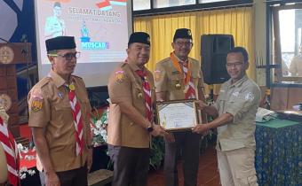 Anggota Bawaslu Garut Ipur Purnama Alamsyah menerima langsung penghargaan dari Kwarcab Pramuka Garut, yang diserahkan langsung oleh Bupati Garut Abdusy Syakur Amin