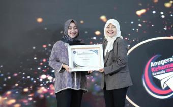 Lamlam Masropah Terima Langsung Penghargaan Terbaik III Konten Video Edukasi pada Malam Humas Award Bawaslu RI
